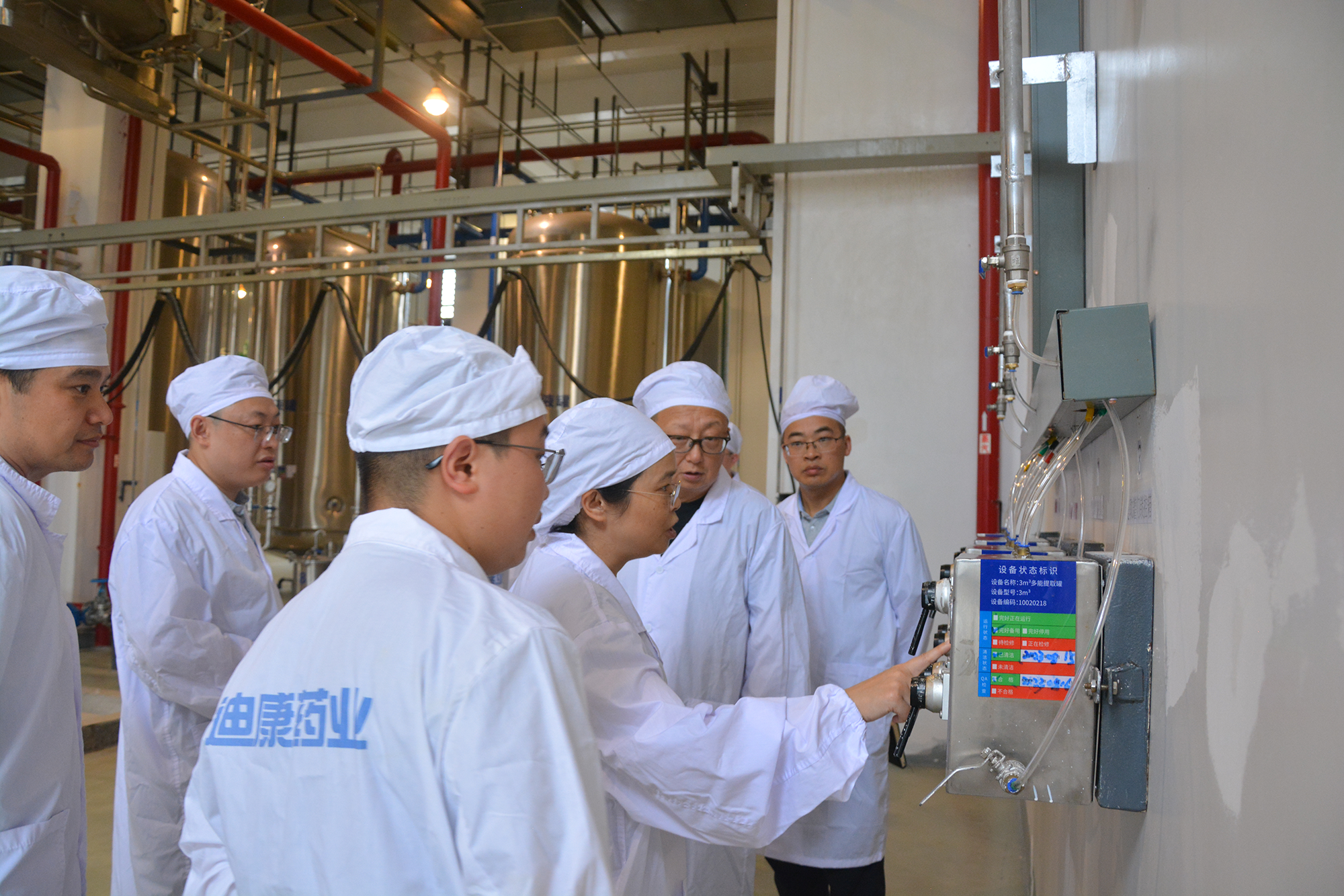 【企业新闻】同心·奋进——重庆市药品技术审评查验中心李霞主任、重庆市药监局行政审批处旷琳副处长一行莅临尊龙凯时-人生就是博中药帮扶指导